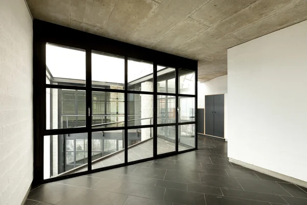 Moderne lege villa, groot raam — Stockfoto