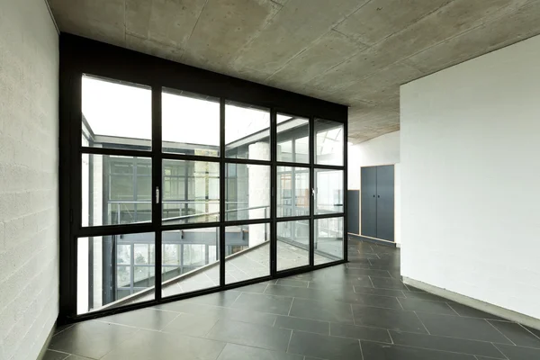 Moderní vila prázdný, velké okno — Stock fotografie