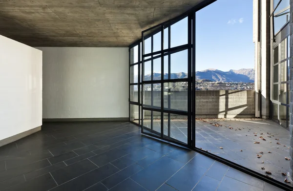 Moderne lege villa, groot raam — Stockfoto