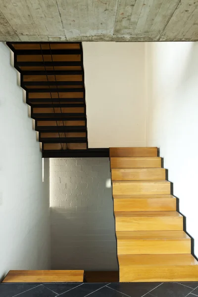 İç modern villa, ahşap merdiven — Stok fotoğraf