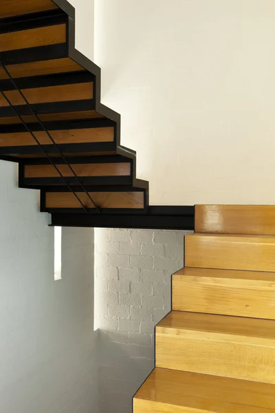 Belső modern villa, fából készült lépcső — Stock Fotó
