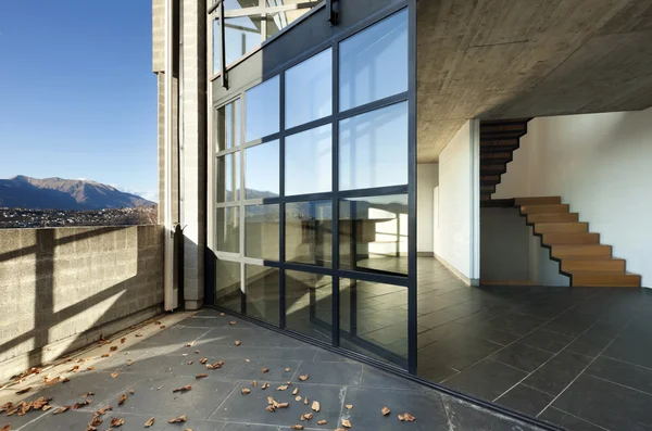 Moderne villa, balkon, zicht op het interieur — Stockfoto