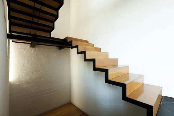 Villa moderna interior, escalera de madera — Foto de Stock