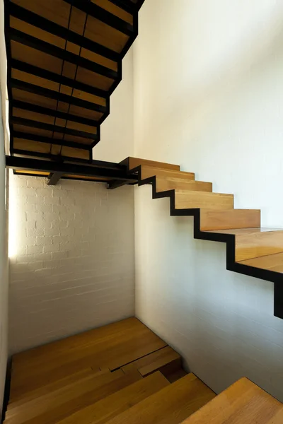 Villa moderna interior, escalera de madera — Foto de Stock