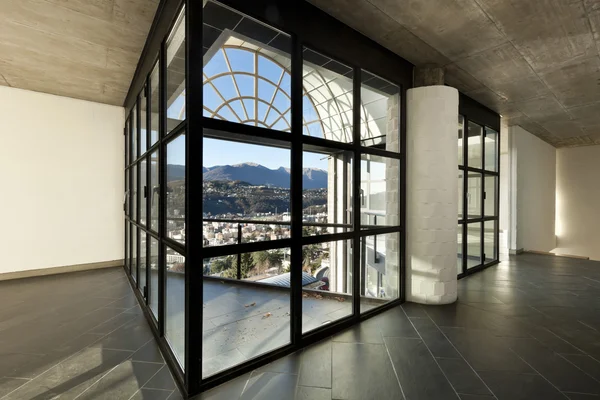Moderni tyhjä huvila, suuri ikkuna — kuvapankkivalokuva