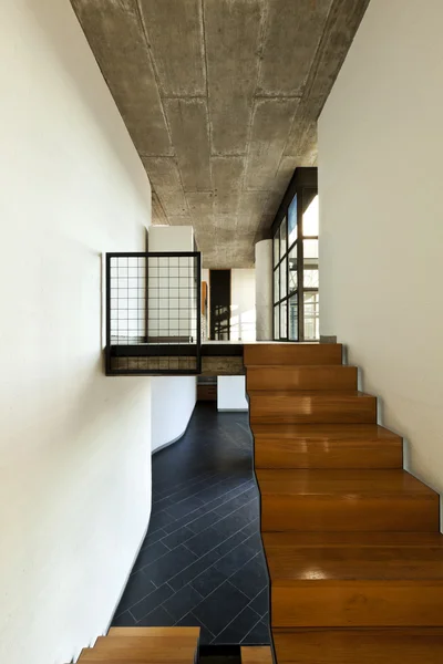 Intérieur villa moderne, escalier en bois — Photo