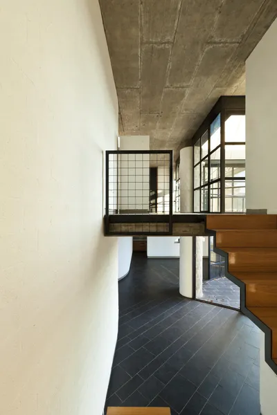 Intérieur villa moderne, escalier en bois — Photo