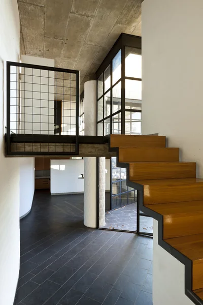 Intérieur villa moderne, escalier en bois — Photo