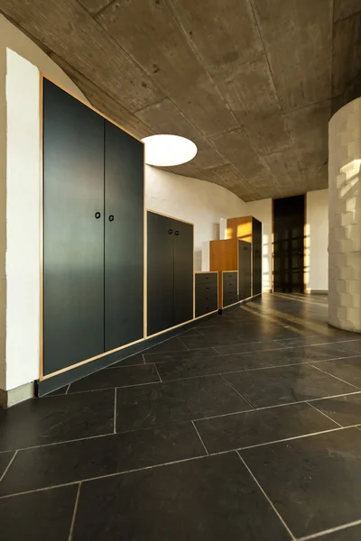 Intérieur villa vide moderne, couloir avec armoire — Photo