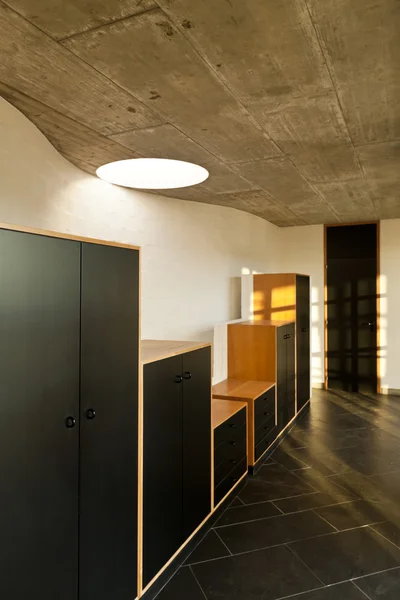 Intérieur villa vide moderne, couloir avec armoire — Photo