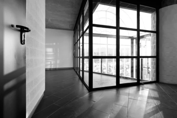 Moderne leere Villa, großes Fenster — Stockfoto
