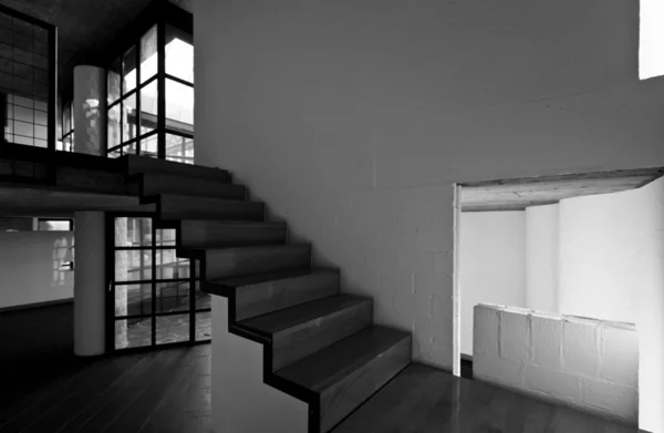 Moderni tyhjä huvila, suuri ikkuna — kuvapankkivalokuva