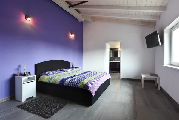 Mor duvar ile yatak odası — Stok fotoğraf