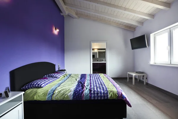 Bedroom with purple wall — Stock Photo, Image