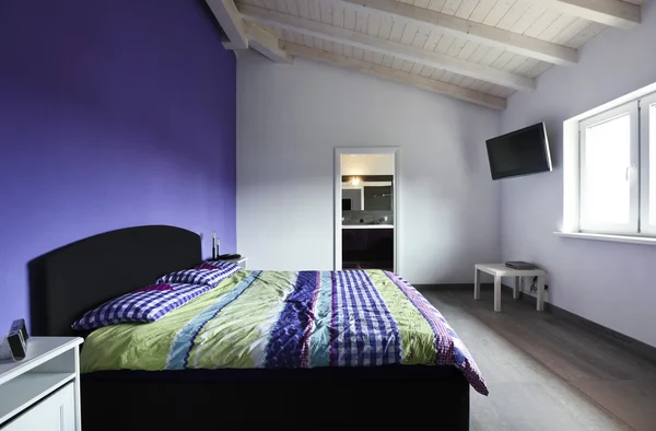 Bedroom with purple wall — Stock Photo, Image