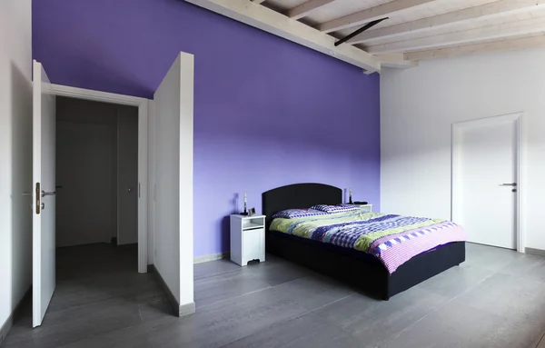 Bedroom with purple wall — Stock Photo, Image