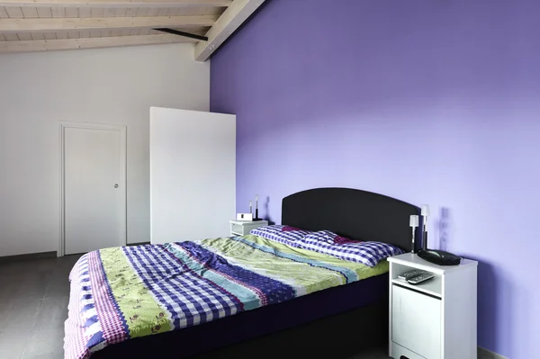 Bedroom with purple wall — Stock Photo, Image