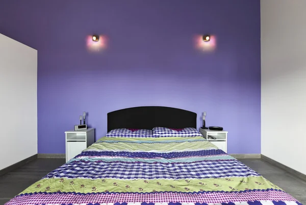 Bedroom with purple wall — Stock Photo, Image