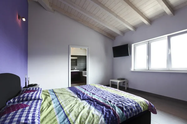 Bedroom with purple wall — Stock Photo, Image