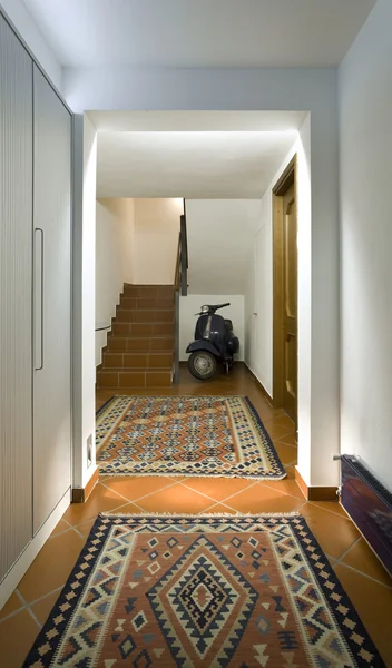 在现代家庭中的楼梯 — 图库照片