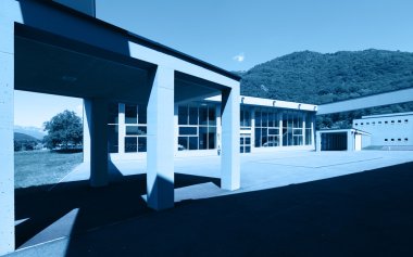 Devlet Okulu, giriş spor salonu