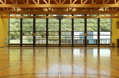 Devlet Okulu, iç geniş spor salonu