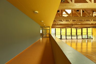 Devlet Okulu, iç geniş spor salonu
