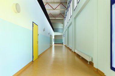 Devlet Okulu, uzun koridor