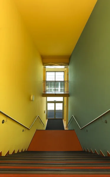Szkoły publiczne, schody i korytarz — Zdjęcie stockowe
