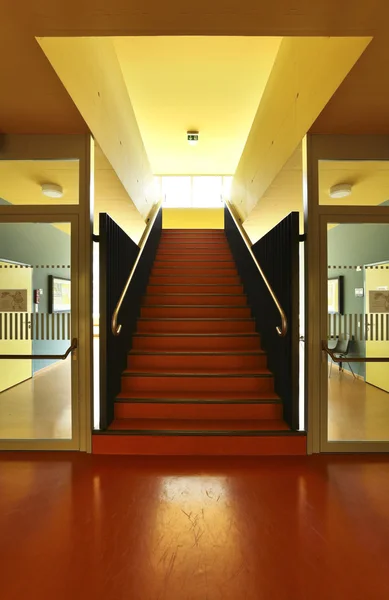 École publique, escalier et couloir — Photo