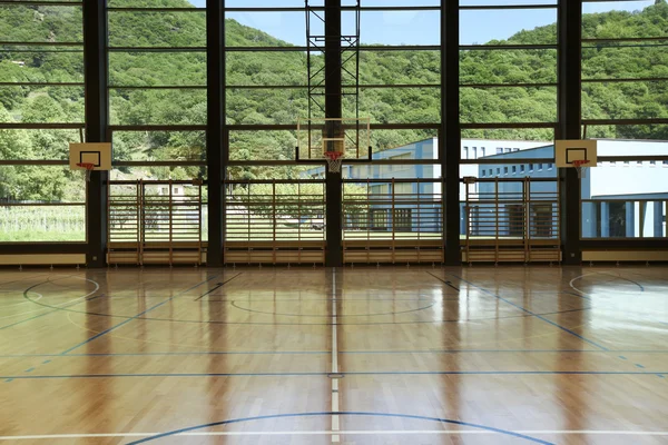 Openbare school, interieur breed gym — Stockfoto