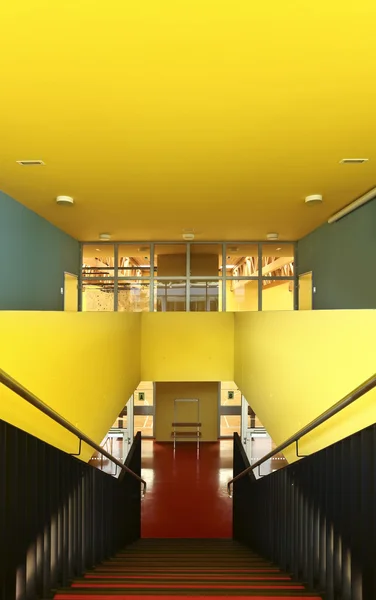 École publique, escalier et couloir — Photo