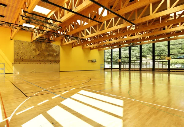 Openbare school, interieur breed gym — Stockfoto