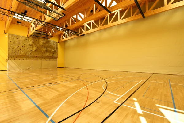 Öffentliche Schule, große Sporthalle im Inneren — Stockfoto