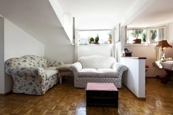 Podkrovní zařízený, obývací pokoj — Stock fotografie