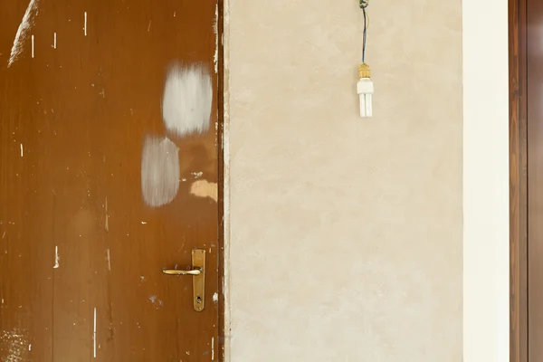 Porta suja e velha, casa interior — Fotografia de Stock
