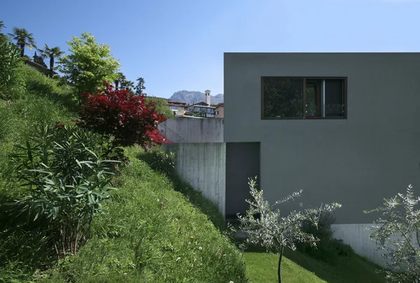 Casa moderna rodeada de naturaleza —  Fotos de Stock