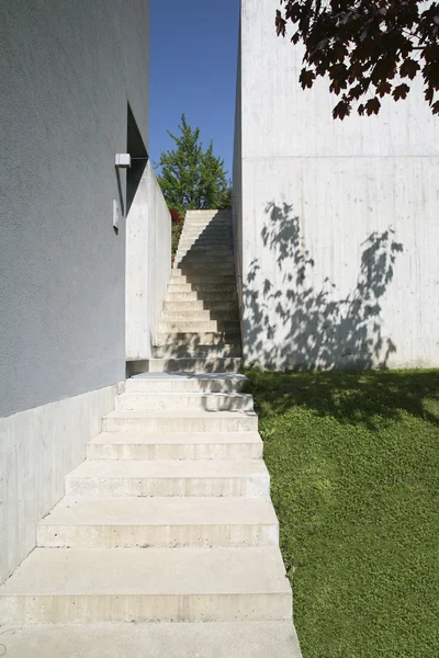 Casa moderna rodeada de naturaleza — Foto de Stock