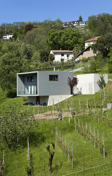 Casa moderna rodeada pela natureza — Fotografia de Stock