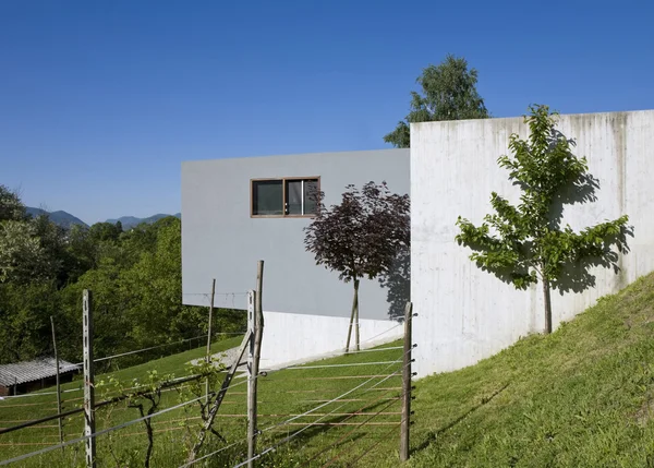 Casa moderna rodeada de naturaleza — Foto de Stock