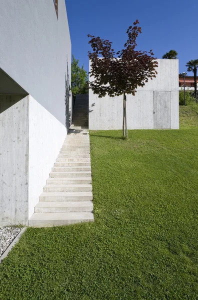 Casa moderna rodeada de naturaleza — Foto de Stock