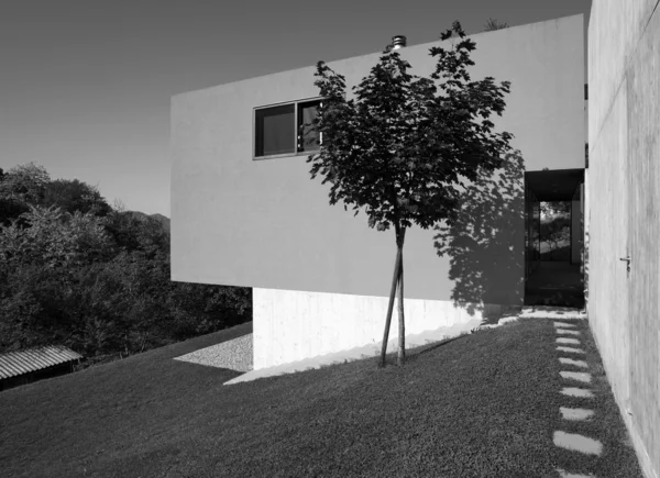 Modern house surrounded by nature — Stock Photo, Image