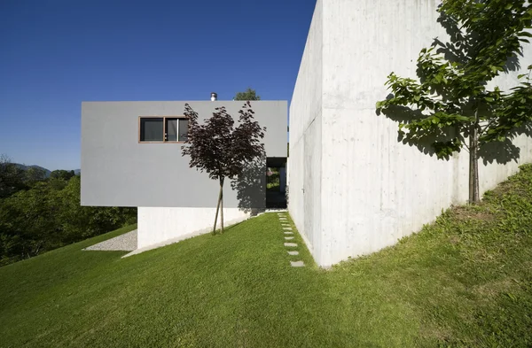 Casa moderna immersa nella natura — Foto Stock