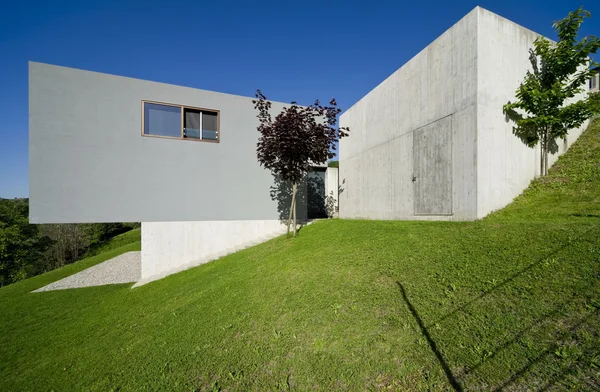 Maison moderne entourée par la nature — Photo