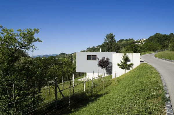 Modernt hus omgivet av natur — Stockfoto