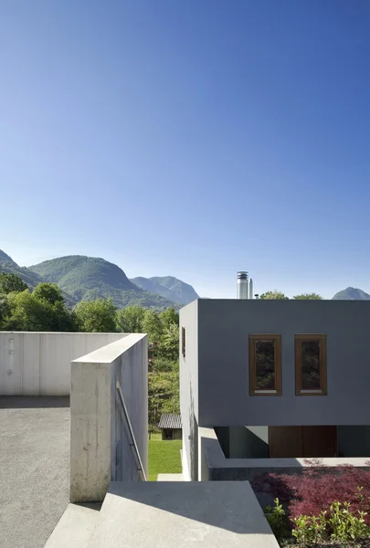 Modern house surrounded by nature — Stock Photo, Image