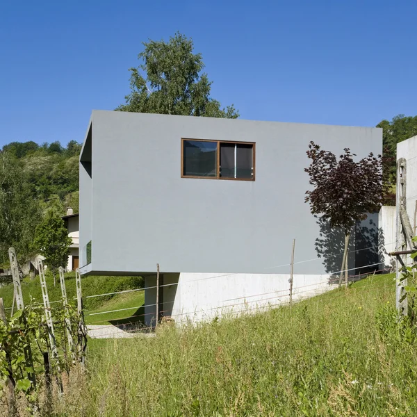 Casa moderna rodeada de naturaleza —  Fotos de Stock