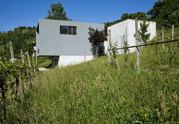 Casa moderna rodeada de naturaleza — Foto de Stock