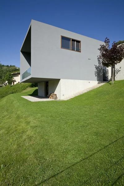 Casa moderna rodeada de naturaleza — Foto de Stock