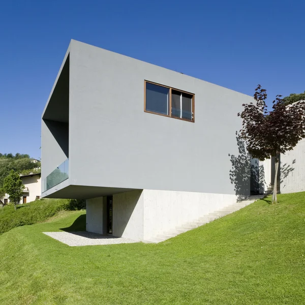 Casa moderna rodeada de naturaleza — Foto de Stock